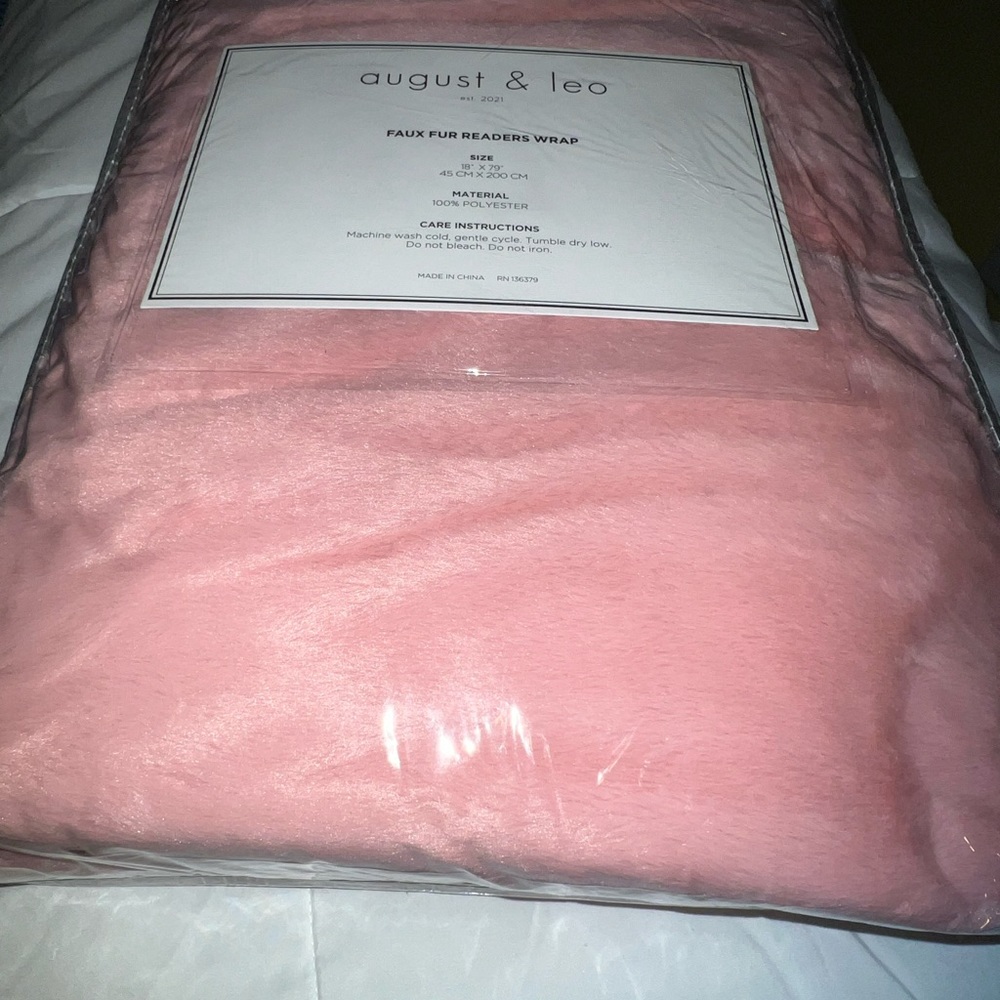 NWOT August & Leo, Faux Fur Readers Wrap, pink, 18” x 79”, cozy, comfy, mw.
